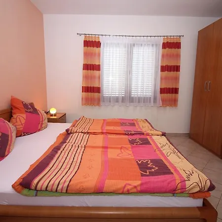 2 Bedroom In Apartamento Tisno